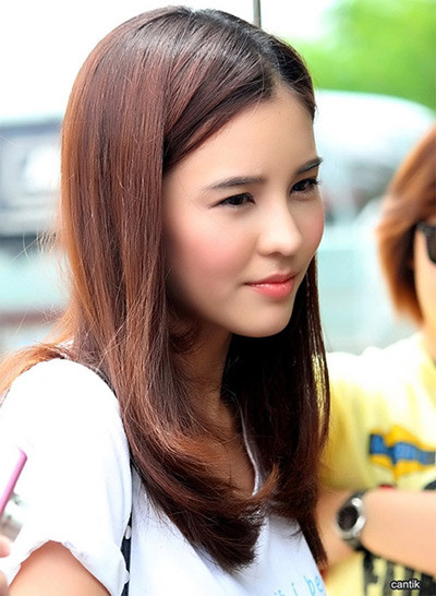 Cô gái sinh năm 1991 này đang học khoa Kinh tế của đại học Chulalongkorn tại thủ đô Bangkok.