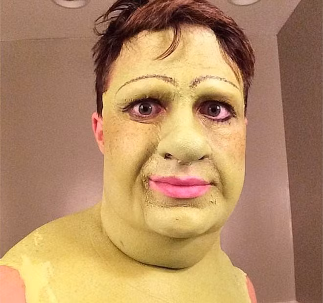 Màn hoá trang thành Fiona trong bộ phim hoạt hình Shrek của nam diễn viên, người mẫu điển trai - Colton Haynes trong dịp Halloween vừa qua đã thực sự khiến dân mạng phát sốt.