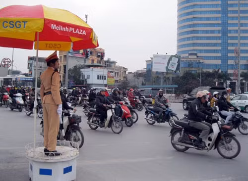 Hà Nội sẽ xử lý cảnh sát giao thông đứng núp, rút chìa khóa. Ảnh minh họa.