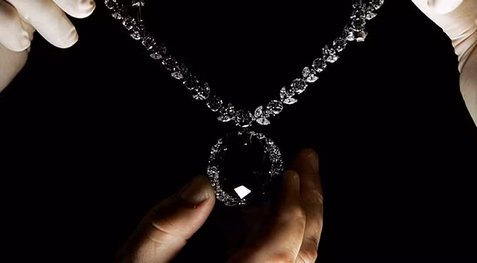 Khoảng năm 1912, The eyes of Brahma thuộc về công chúa Nga Nadia Vygin Orlov, vì thế được đổi tên thành Black Orlov.