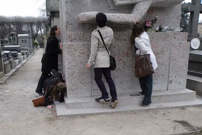 Tuy nhiên, hàng trăm dấu ấn của những nụ hôn được để lại trên nấm mộ mỗi năm khiến chúng ta tự hỏi liệu có cách nào sạch sẽ hơn để thể hiện tình yêu văn học hay không.