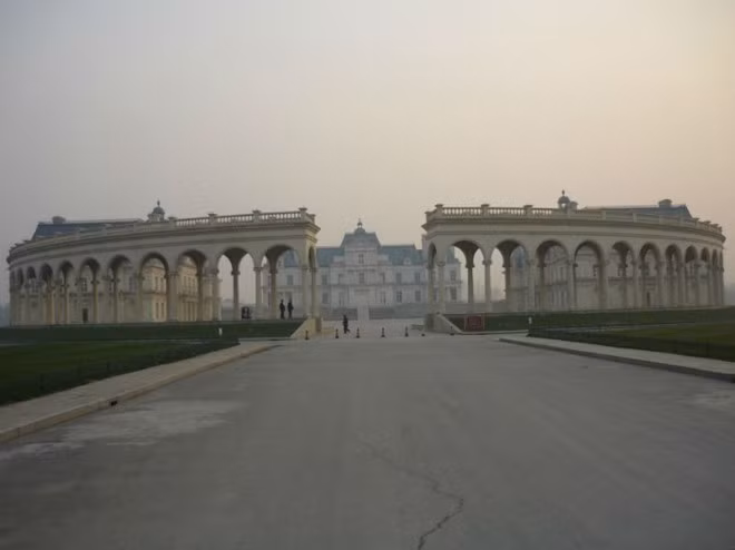  Château de Maisons-Laffitte ở Bắc Kinh: Khách sạn Zhang Laffitte ở Bắc Kinh được cho là bản sao chép của lâu đài Château de Maisons ở Pháp với phong cách kiến trúc nguy nga, tráng lệ. Khách sạn có một spa cao cấp và một bảo tàng rượu trong khuôn viên của mình.