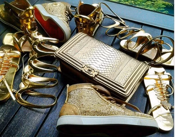 Cô có khoảng 80 đôi giày Christian Louboutin và 40 túi Chanel. Chia sẻ trên The New Paper, Kim Lim nói: "Mua sắm và thời trang là hai đam mê bất diệt của tôi. Những chiếc Chanel classic với màu sắc tươi sáng như hồng, cam và xanh ngọc luôn mê hoặc và khiến tôi không thể cưỡng lại được".