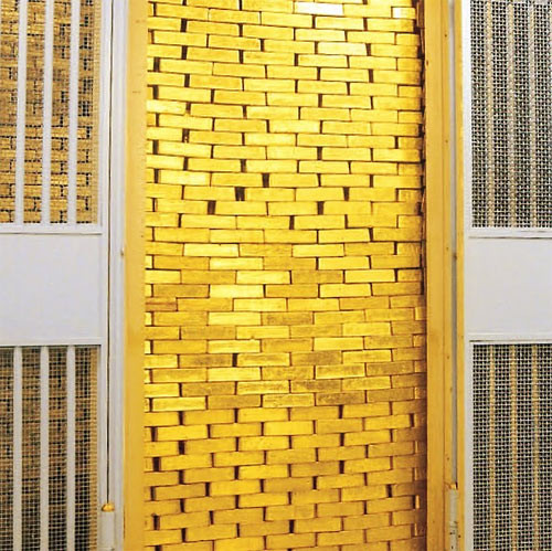 Lượng vàng đổ dồn về kho chứa này trong Thế chiến II, khi các quốc gia cần đảm bảo vàng dự trữ an toàn tuyệt đối. Lượng vàng ở đây đạt đỉnh năm 1973 với khoảng 12.000 tấn. Tuy nhiên, chính phủ Mỹ ngừng đổi vàng thành USD cho các quốc gia ký gửi nên nhiều nước hạn chế tham gia các hoạt động này. Tính tới năm 2012, 530.000 thỏi vàng được giữ trong kho với khối lượng khoảng 6.700 tấn. Chúng là nơi cất giấu vô cùng an toàn vì nằm sâu 80 m dưới đường phố Manhattan và 50 m dưới mặt biển.