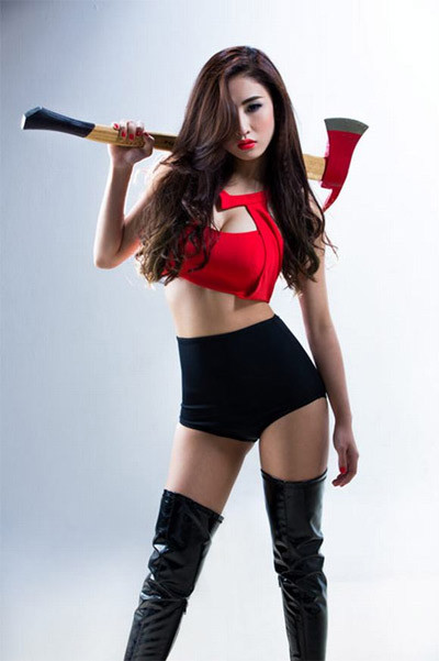 Tuy vậy, nữ DJ quyến rũ này cũng cho biết cô không bài bác phẫu thuật thẩm mỹ vì phụ nữ luôn có ý thức làm cho mình đẹp hơn trong mắt người đối diện, rằng phẫu thuật thẩm mỹ đều có mặt tích cực và tiêu cực của nó.