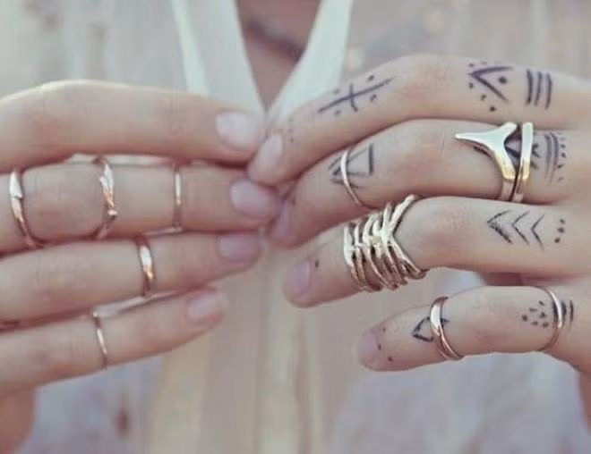 Xăm ngón tay: Vị trí này thích hợp với đủ loại hình và phong cách xăm, đồng thời cho thấy sự tinh tế nhưng vẫn nổi bật. Vì vậy, xăm ngón tay luôn luôn được ưa chuộng.