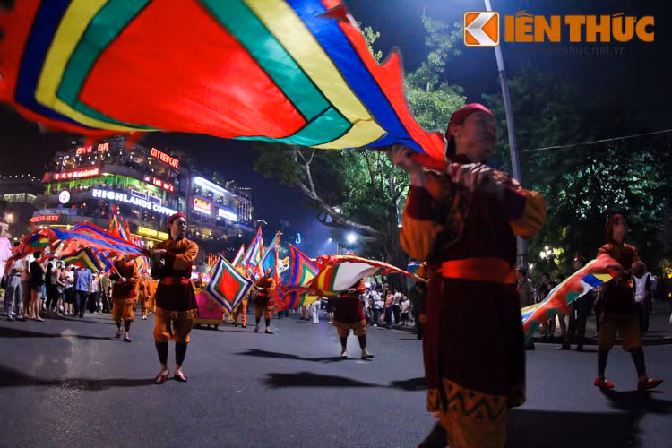 Một màn trình diễn thể hiện lịch sử của Thủ đô nghìn năm. Ảnh: Anh Tú.