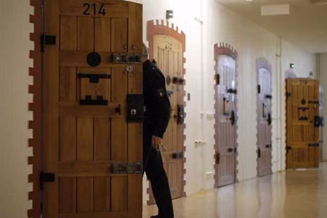  Nhà tù Fuhlsbuettel JVA, Đức. Nhà tù dành cho các tù nhân có thời hạn thi hành án dài ở Hamburg, Đức này làm người ta liên tưởng đến một lâu đài hơn là một nhà tù. Các phòng giam rộng rãi với phòng khách, bàn làm việc và phòng tắm riêng có vòi hoa sen.