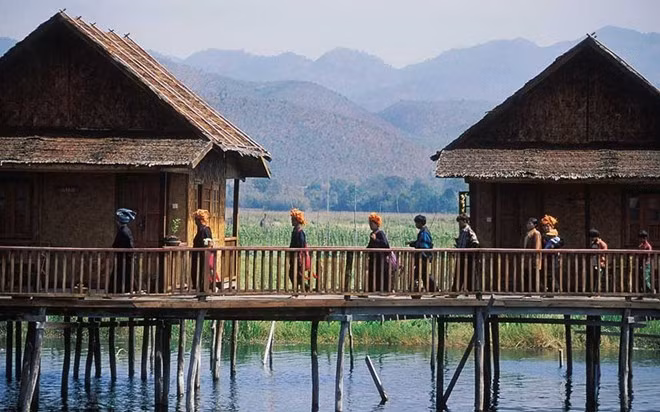 Myanmar: Những năm gần đây, Myanmar trở thành nam châm hút khách du lịch với hàng ngàn đền chùa trải dọc vùng đồng quê Bagan, khu vườn nổi ở hồ Inle, những dòng sông hùng vĩ như Ayeyarwady và Chindwin chảy suốt chiều dài đất nước, nhưng điều quan trọng nhất, đây là cơ hội cho du khách chiêm ngưỡng một đất nước hầu như chưa bị xâm nhập bởi thế giới của thế kỷ 21.