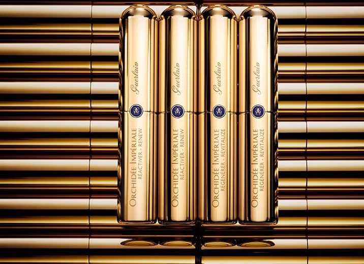 Guerlain Orchidée Impériale Treatment: Bốn lọ serum trị liệu với các tinh chất được chiết xuất từ hoa phong lan vàng. Sau khi sử dụng trong 4 tuần và lặp lại 2 lần/năm, da bạn sẽ trông rạng rỡ hơn, đều màu hơn và những nếp nhăn cũng sẽ mờ đi. Giá thành là 1.500 USD (hơn 30 triệu đồng) cho một lần điều trị.