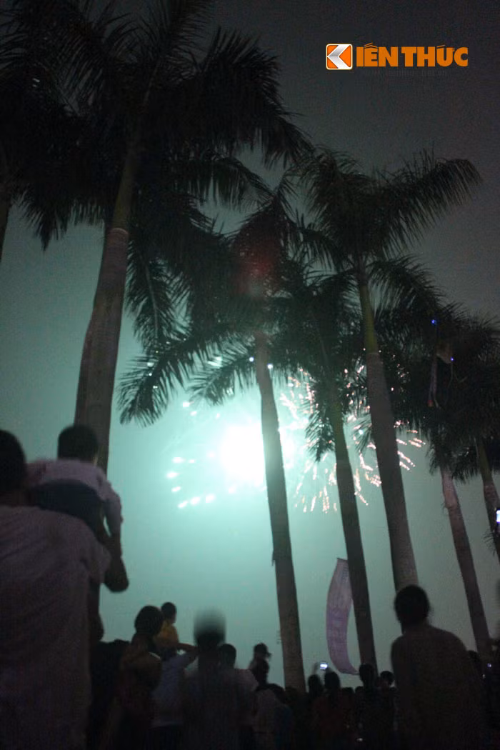 Nhiều người kiệu con trẻ lên vai để xem cho rõ.