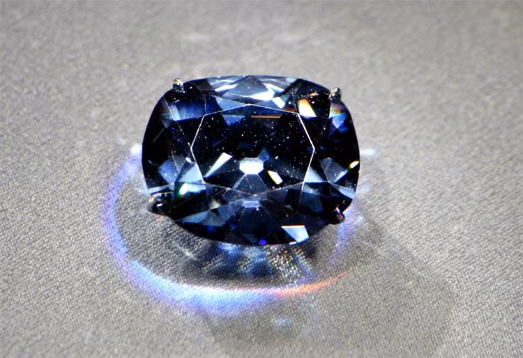 Những người sở hữu The Hope sau đó cũng gặp cảnh bi đát không kém: Một diễn viên người Pháp cũng tự sát ngay trên sân khấu, một người Hy Lạp cùng gia đình chết vì tai nạn ô tô, vua Thổ Nhĩ Kỳ bị phế truất năm 1909... đều chỉ sau một thời gian ngắn dính dáng đến viên kim cương này.