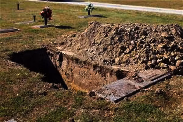 Ở Trung Quốc, nạn trai thừa gái thiếu khiến cho ngày càng có nhiều đàn ông không kịp kết hôn trước khi chết vì bệnh tật hay tai nạn, bởi vậy nhu cầu làm đám cưới ma ngày một tăng, kéo theo nạn trộm xác không ngừng hoành hành.