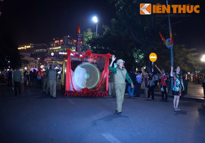 Mặc dù 21h, tiệc pháo hoa mới bắt đầu nhưng trước đó vài tiếng đồng hồ, rất đông người dân Hà Nội và du khách đã đổ về khu vực hồ Hoàn Kiếm, để đợi sẵn. Ảnh: Anh Tú.