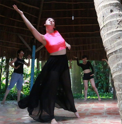 Tiến sĩ tâm lý Phan Thị Huyền Trân - chủ nghiệm chương trình đang biểu diễn vũ điệu giải thoát. Cô chia sẻ: "Sau hơn một năm, chúng tôi đã giúp tư vấn tình yêu và thay đổi cho rất nhiều bạn. Phương Chi, học viên đến từ TP.HCM là một ví dụ. Cô ấy tâm sự với tôi rằng, sau khi kết thúc khóa học, lần đầu tiên cô dám sống cho mình, dám ước mơ hạnh phúc rồi từng bước biến nó thành sự thực… Ngoài Chi, còn có rất nhiều học viên khác đã cải thiện cuộc sống tình cảm của mình, tìm thấy lối ra cho những bế tắc của bản thân".