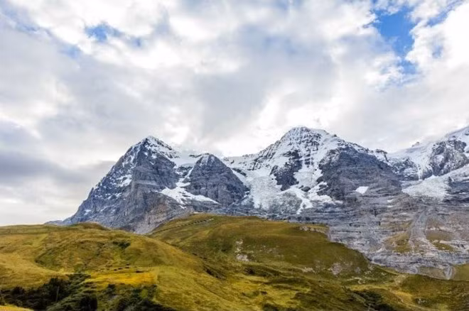  The Eiger: Một trong những địa điểm nổi tiếng và lớn nhất dãy Alp ở Thụy Sỹ chính là triền núi phía bắc Eiger. Riêng năm 1935 đã có hơn 64 người leo núi bỏ mạng vì cố lên đỉnh phía bắc. Với biệt danh Mordwand (bức tường giết người), sự cố lở đá ngày một tăng cùng đặc điểm địa chất rất khó leo, đây là một trong những nơi leo núi thách thức nhất thế giới.