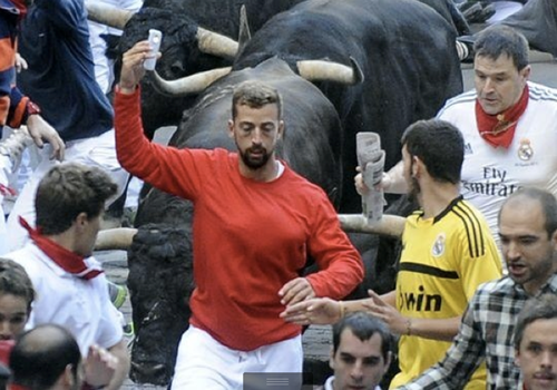 5.Tự sướng kiểu Tây Ban Nha. Vẫn tranh thủ pose ảnh dù bị bò tót đuổi sát nút.