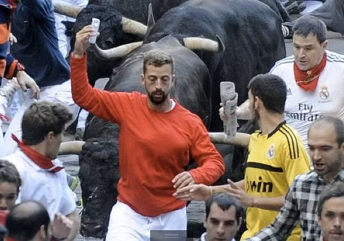 5.Tự sướng kiểu Tây Ban Nha. Vẫn tranh thủ pose ảnh dù bị bò tót đuổi sát nút.