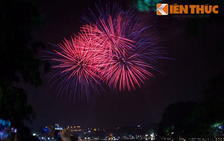 Những chùm ánh sáng lộng lẫy đủ sắc màu bừng nở giữa trời đêm Hà Nội, đẹp như mơ. Ảnh: Anh Tú.