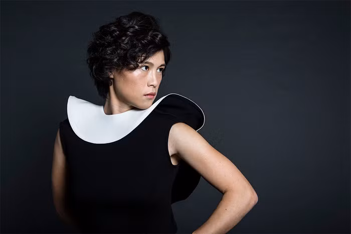 Gigi, 34 tuổi, từng tuyên bố đã kết hôn với người tình đồng tính tại Pháp nhưng bố cô, với khát khao có rể, đã khẳng định rằng cô vẫn độc thân. Gigi điều hành một công ty phát triển bất động sản cao cấp, một công ty người mẫu và một công ty quan hệ công chúng.