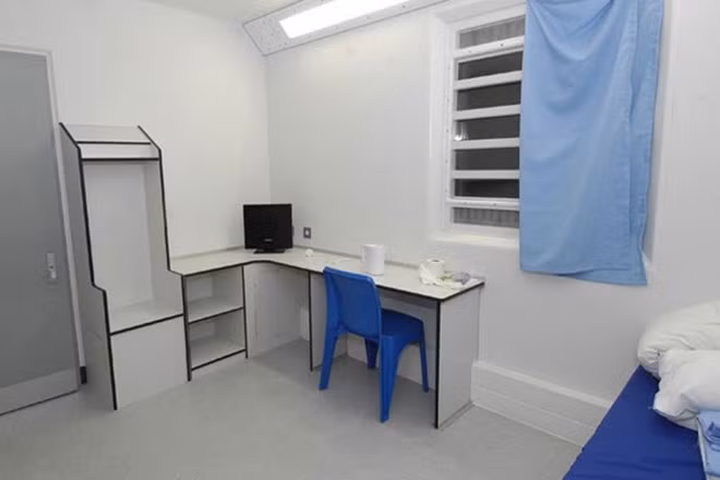 Thiết kế hiện đại với đầy đủ các chức năng, nơi đây cũng hết sức sạch sẽ và tiện nghi. Nhà tù này có có sức chứa 700 người và là nơi giam giữ các tù nhân đã bị kết án và một số người đang chờ xét xử.