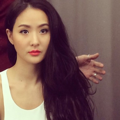 Có gương mặt khả ái và vóc dáng mảnh mai quyến rũ của một ngôi sao điện ảnh nhưng Aimee Sun lại là một tiểu thư danh gia vọng tôc.