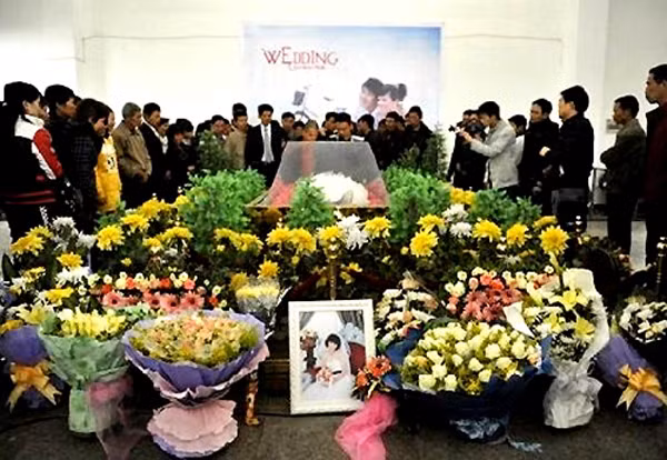 Sau khi những tên trộm mộ Wu bị bắt, xác cô đã được trả lại cho “nhà chồng” là gia đình Liu. Họ đã xây ngôi mộ mới bằng bê tông chắc chắn, trồng thêm một trụ xi măng vấn lụa trắng để giúp linh hồn đôi vợ chồng ma lên thẳng thiên đường... (Ảnh minh họa)