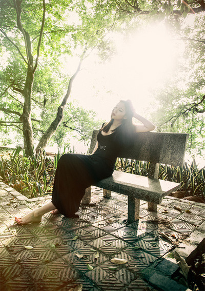 Sinh năm 1990, biết 4 ngoại ngữ (Nga, Anh, Hàn Quốc và Tây Ban Nha), tự mình kinh doanh, thu nhập khủng hàng chục triệu mỗi tháng, Milan Phạm được xem là cô gái xinh đẹp, đa tài. 