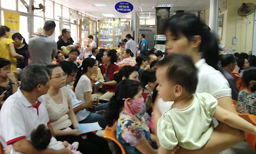 Chờ đợi tiêm văcxin tại Phòng tiêm chủng thuộc Viện Vệ sinh dịch tễ T.Ư. Ảnh: Thạch Anh.