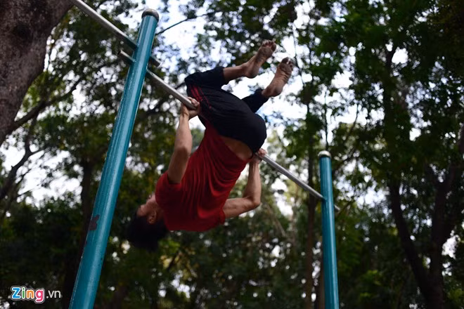 Các bạn trẻ còn thoải mái sáng tạo ra các kỹ thuật khó để thử thách bản thân và các thành viên trong nhóm.