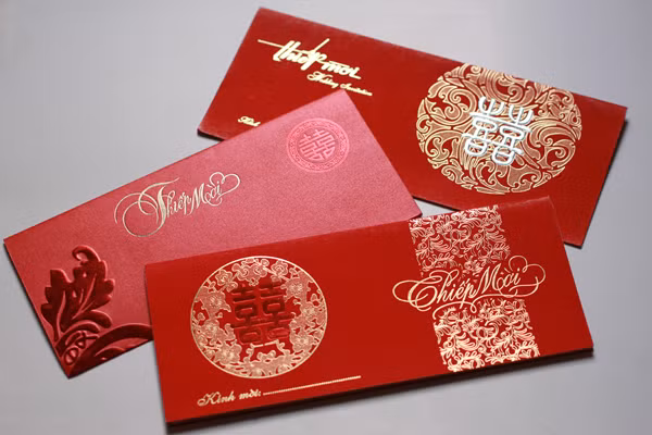 Tuyên bố chia tay bằng thiệp mời cưới: Một số cô gái không hề biết mình bị bỏ rơi, chỉ nghĩ rằng vì hoàn cảnh, vì công việc hay gì đó mà phải chấp nhận xa nhau một thời gian, hoặc không gặp nhau hay liên lạc thường xuyên được. Tuy cũng cảm nhận thấy tình cảm không được mặn nồng như trước, nhưng ít cô gái nào dám nghĩ rằng tất cả đã chấm dứt...