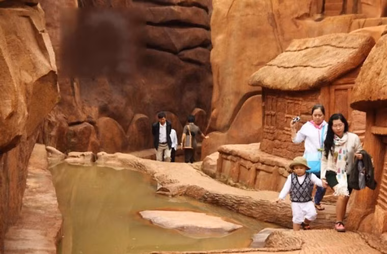 Công trình làng đất sét được bắt đầu thực hiện năm 2013 với việc xây đường hầm điêu khắc bằng đất đỏ bazan. Đường hầm dài 1,2 km, sâu 1 – 9m và rộng 2–10 m, các hình ảnh điêu khắc kể về quá trình hình thành, phát triển của Đà Lạt.