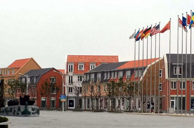  Thị trấn Thụy Điển ở Luodian: Đây cũng là một phần trong dự án "Một thành phố - Chín thị trấn", nằm tại thị trấn Luodian, Thượng Hải. Nơi đây mô tả một hình ảnh y hệt thị trấn Sigtuna, Thụy Điển. Thậm chí, nó còn cho xây dựng bản sao của hồ Malaren, nhưng cũng bị bỏ hoang vì không có người ở.