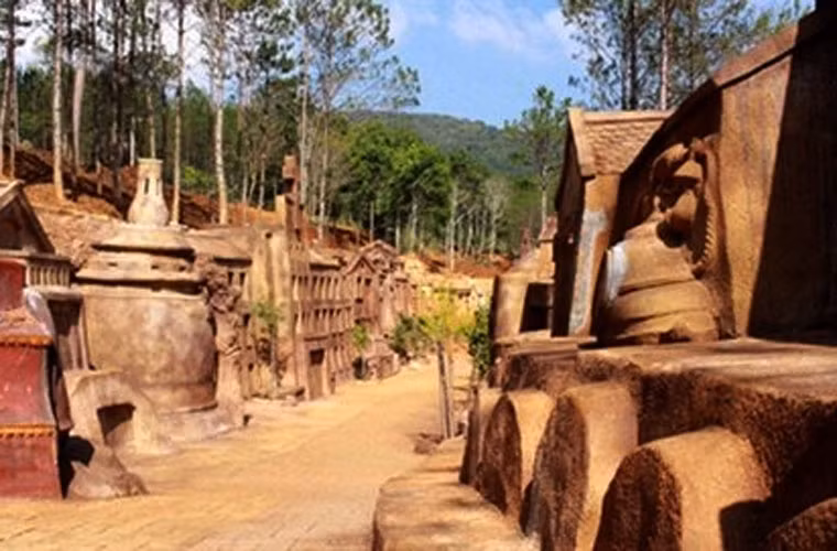 Dù làm bằng đất đỏ không nung nhưng công trình hoàn toàn có thể chịu đựng được các tác động, biến đổi của thời tiết.