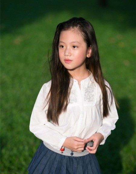 Phương Vy tạo dáng chụp ảnh tự nhiên.