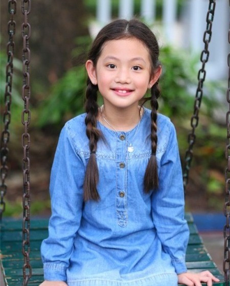 Cô bé 6 tuổi đang bắt đầu thay răng nên những khoảnh khắc cười trước ống kính càng khiến người lớn cảm thấy rất dễ thương.