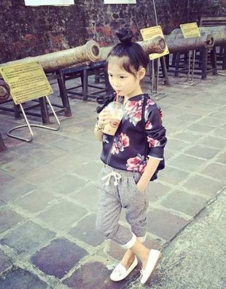 Cô bé 7 tuổi từng tham gia làm mẫu nhí cho hàng trăm chương trình biểu diễn, quay TVC quảng cáo và trở thành gương mặt đại diện cho các nhãn hàng dành cho trẻ em.