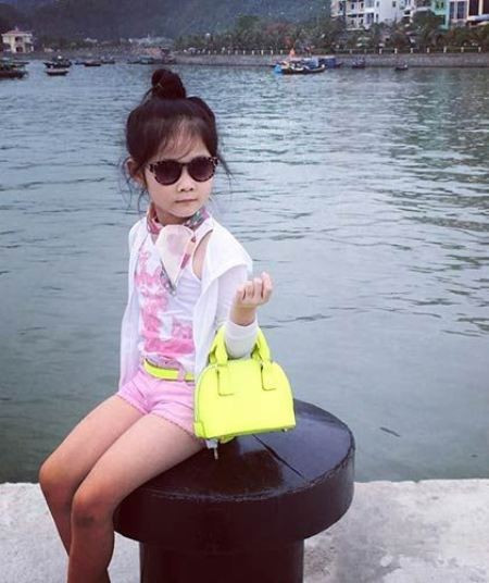 Cô bé còn vinh dự lọt top 10 mẫu nhí ấn tượng do trang web topcools.com của Mỹ bình chọn bên cạnh các mẫu nhí nổi tiếng thế giới như Evelina Voznesenskaya (Nga) hay Lauren Lunde của Hàn Quốc.