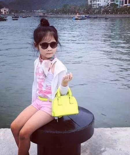 Cô bé còn vinh dự lọt top 10 mẫu nhí ấn tượng do trang web topcools.com của Mỹ bình chọn bên cạnh các mẫu nhí nổi tiếng thế giới như Evelina Voznesenskaya (Nga) hay Lauren Lunde của Hàn Quốc.