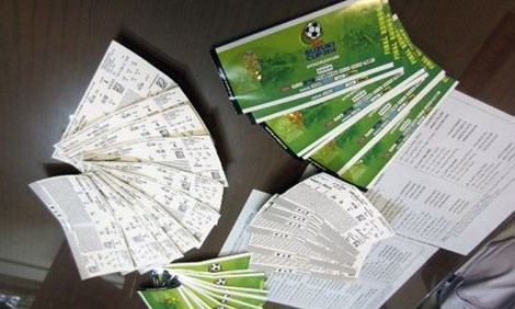 Vé "chợ đen" bị thu giữ.