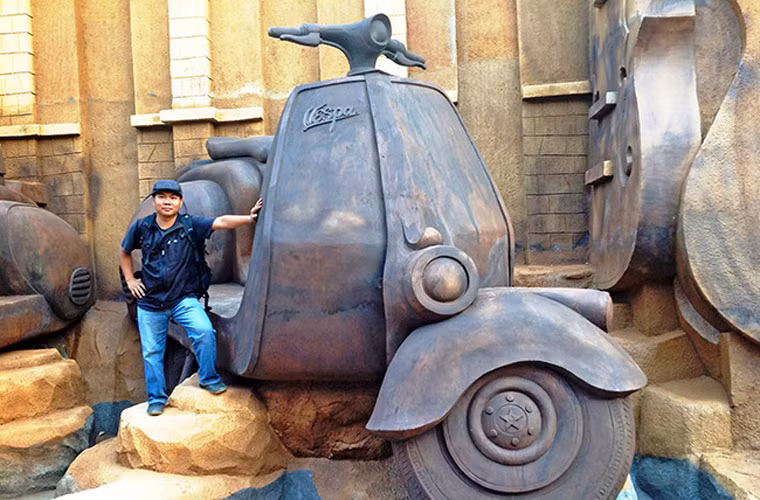 Chiếc Vespa khổng lồ này thu hút nhiều du khách đến chụp ảnh.