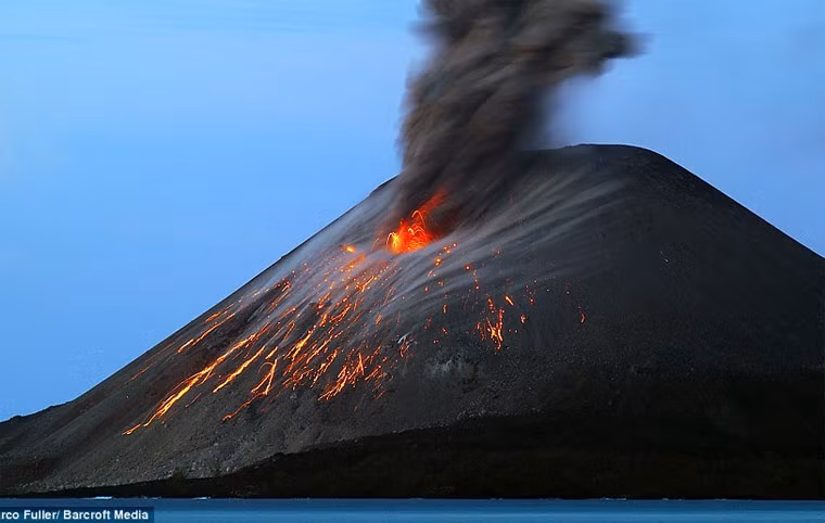 Trong quá trình hoạt động, Nevado del Ruiz đã 2 lần phun dung nham xuống các thung lũng sông Guali và Lagunillas, gây nhiều thiệt hại về người và của.