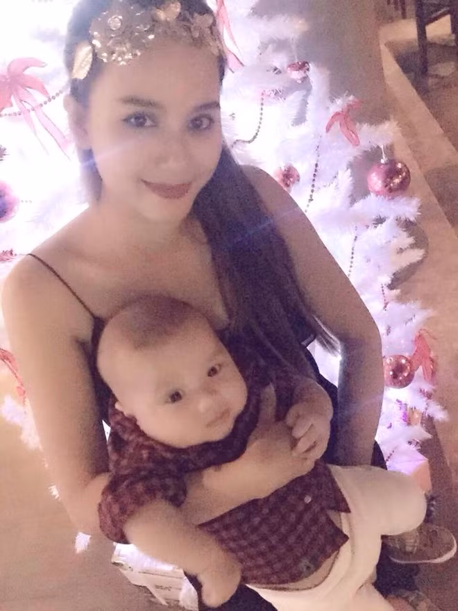 Trở về từ Hà Lan sau khi sinh con, DJ Myno vẫn giữ được nét tươi trẻ, mặn mà trong khi cậu con trai mới sinh vừa tròn 2 tháng rưỡi trông rất bụ bẫm, đáng yêu. Đây là lần đầu cô xuất hiện cùng con tại Sài Gòn. Myno cho biết mình đã về Việt Nam được một tháng và đang bắt đầu chạy show trở lại.