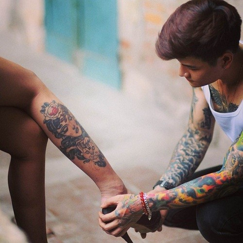 Hình cưới của cặp đôi cá tính này cũng tập trung làm nổi bật những mảng xăm táo bạo trên cơ thể. Trong khi Quân sở hữu 3 hình xăm lớn, kín hai tay và ngực thì Phương Anh cũng chịu không kém cạnh với hình xăm kín hai bắp đùi ấn tượng. Ảnh: NVCC.