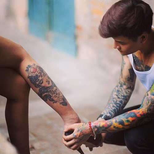 Hình cưới của cặp đôi cá tính này cũng tập trung làm nổi bật những mảng xăm táo bạo trên cơ thể. Trong khi Quân sở hữu 3 hình xăm lớn, kín hai tay và ngực thì Phương Anh cũng chịu không kém cạnh với hình xăm kín hai bắp đùi ấn tượng. Ảnh: NVCC.