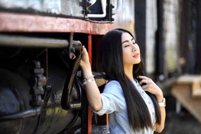 Tuy nhiên, cô gái cũng rất ý thức được việc đa dạng hóa phong cách và hình ảnh của mình. Trong các bộ ảnh nghệ thuật, cô biến hóa với nhiều “chất” khác nhau: bốc lửa, dữ gội, dịu dàng, trong sáng, nhí nhảnh...