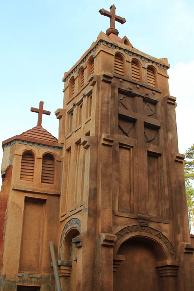 Ngôi nhà thờ cũng bằng đất sét.