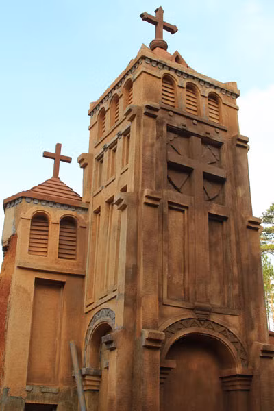 Ngôi nhà thờ cũng bằng đất sét.