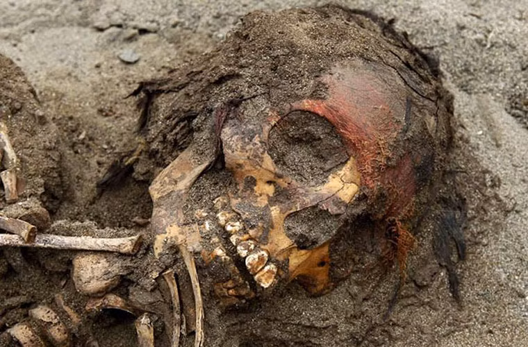 Tóc vẫn còn phủ trên hộp sọ của một đứa trẻ. Trang phục là cơ sở để khẳng định nạn nhân thuộc tộc Chimu. Các kĩ thuật sử dụng để dệt loại vải này là kiểu của người Chimu. Những phần còn sót lại cho thấy người Chimu đã dùng rìu hoặc vật có lưỡi sắc để rạch lồng ngực, moi tim bọn trẻ. Họ đốt các mảnh vải rồi lấy phần còn lại sau khi đốt nhét vào lồng ngực lũ trẻ. Khu mộ tập thể nằm cách thủ đô Chan Chan của người Chimu cổ đại khoảng 1 km. "Tất cả những cuộc hiến tế và nghi lễ của người Chimu đều diễn ra bên trong thành phố Chan Chan", Prieto cho biết.