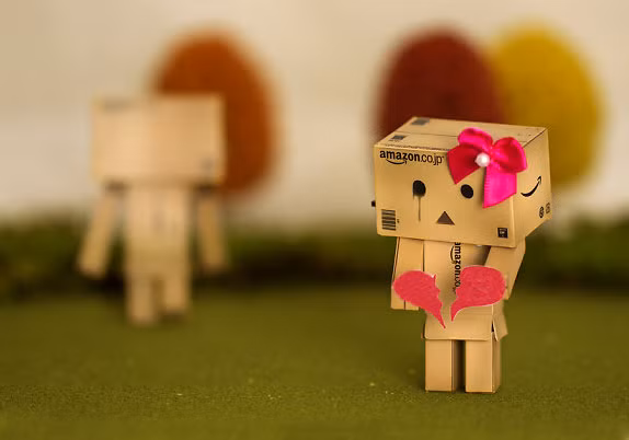 "Rút quân" trong im lặng: Đây cũng là “binh pháp” của những anh chàng không dám đối diện với sự trách móc của bạn gái, không dám làm dám chịu. Họ không nói lời chia tay, chỉ là tránh hẹn hò, không đến nhà bạn gái, và trốn khi nàng tìm đến... Bằng cách này, anh chàng hy vọng cô gái đến một ngày nào đó sẽ tự hiểu là tình yêu giữa hai người đã chấm dứt và không làm phiền mình nữa.